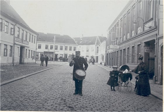 Byens trommeslager i Havnegade før 1909