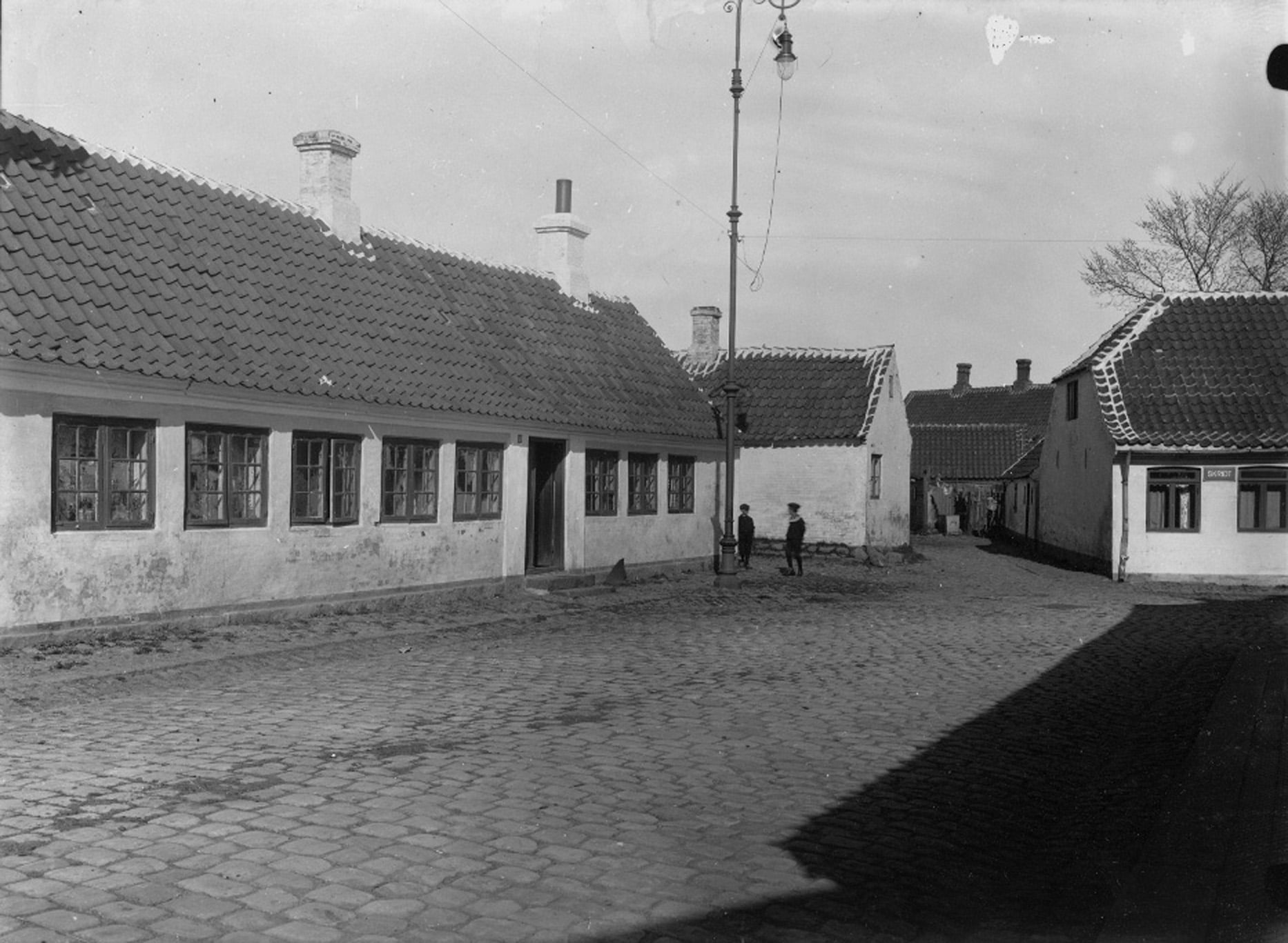 Fattiggaarden og huset skridt I Nørregade i 1913