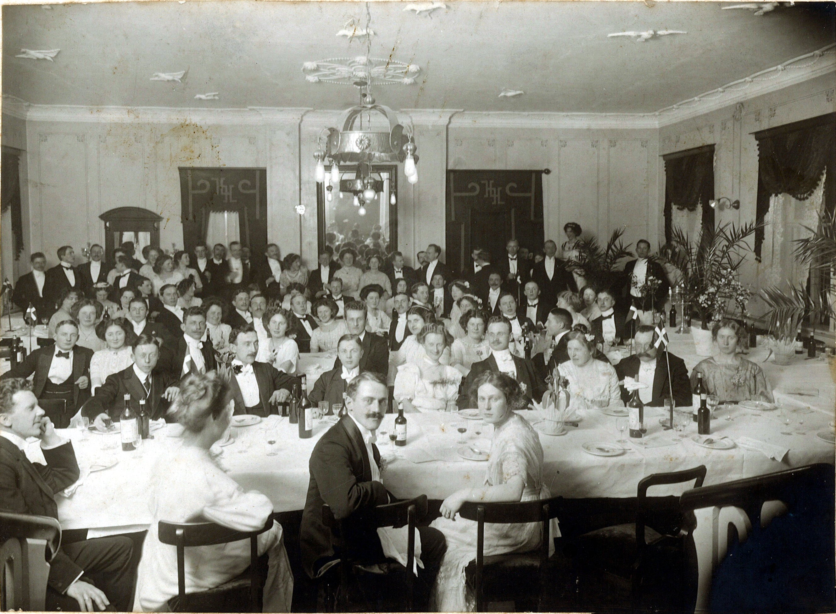 Konservativ ungdomsfest I mågesalen på Hoffmans hotel 1912